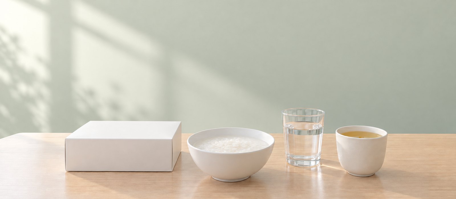 検査食、水、お茶を机に並べた前日準備のイメージ